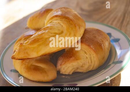 cornetti freschi fatti in casa appena sfornati Foto Stock