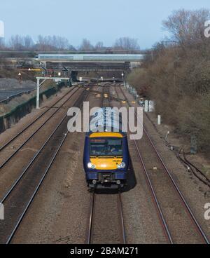 Northern Rail classe 170 treno TurboStar 170472 che passa Stainforth, Yorkshire su una linea ferroviaria a 4 binari. Foto Stock