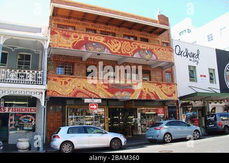 Città del Capo, Sudafrica, Africa - 18 febbraio 2020: Sulla famosa Long Street, fiancheggiata da edifici in stile vittoriano con balconi in ferro battuto. Foto Stock