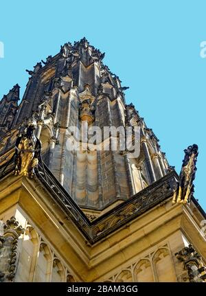 torre della Cattedrale Metropolitana dei Santi Vitus, Venceslao e Adalberto sul monte Hradschin del castello a Praga, Repubblica Ceca Foto Stock