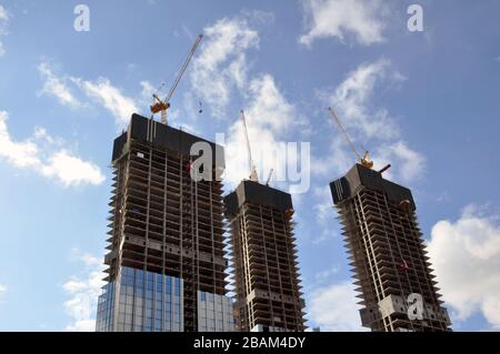 Costruzione di un gruppo di edifici residenziali a più piani. Foto Stock