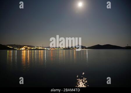 Notte di luna piena sulla baia del porto dell'isola di LIPSI, Dodecanese, Grecia, Europa Foto Stock