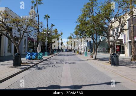 Santa Monica, CA/USA - 21 marzo 2020: Third Street Promenade un centro commerciale all'aperto è deserto durante la quarantena del coronavirus Foto Stock