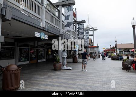 Redondo Beach, CA/USA - 27 marzo 2020: Il molo di Redondo Beach è quasi abbandonato durante la quarantena del coronavirus Foto Stock