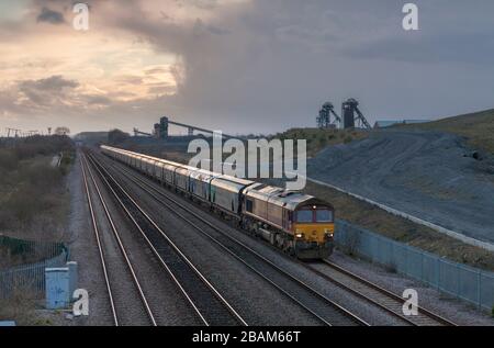 DB cargo classe 66 locomotiva che passa la collisione Hatfield chiusa con un treno di carri a biomassa vuoti da Drax per il ricaricamento con biomassa importata Foto Stock