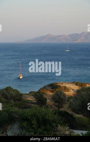 Isola di Leros sullo sfondo dalla baia di Katsadiá, LIPSI o Lissos, Mar Egeo Meridionale, Dodecaneso, Isola di dodici, Grecia, Europa Foto Stock