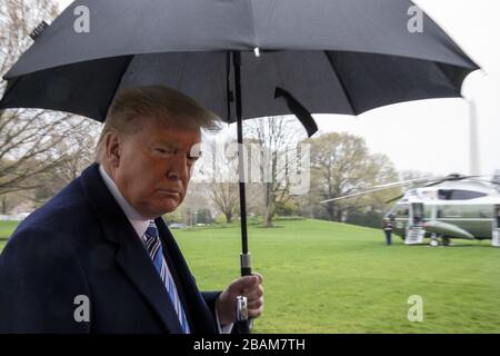 White House, Washington DC, Stati Uniti. 28 Marzo 2020. Il presidente degli Stati Uniti Donald Trump parla con i media prima di passare a Marine One sul prato meridionale della Casa Bianca a Washington, DC, USA, sabato 28 marzo 2020. Il presidente Donald Trump si dirige alla Naval Station Norfolk per inviare IL CONFORTO USNS per la distribuzione a New York City per rispondere alla rapida diffusione del coronavirus. Foto di Tasos Katopodis/UPI Credit: UPI/Alamy Live News Foto Stock