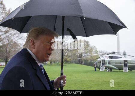 White House, Washington DC, Stati Uniti. 28 Marzo 2020. Il presidente degli Stati Uniti Donald Trump parla con i media prima di passare a Marine One sul prato meridionale della Casa Bianca a Washington, DC, USA, sabato 28 marzo 2020. Il presidente Donald Trump si dirige alla Naval Station Norfolk per inviare IL CONFORTO USNS per la distribuzione a New York City per rispondere alla rapida diffusione del coronavirus. Foto di Tasos Katopodis/UPI Credit: UPI/Alamy Live News Foto Stock