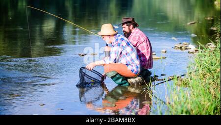Esca e gancio. Hobby e ricreazione. Buona cattura. Uomini barbuti che pescano. Giorno della famiglia. Fortunato e qualificato. Cattura il pesce con un amico. Gli amici catturano il pesce. Colleghi pescatori. Spinners e tackle. Cattura piacevole. Foto Stock
