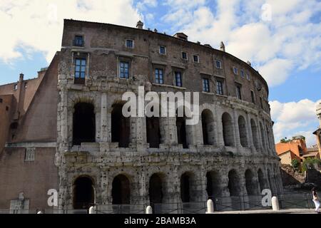 Teatro di Marcello e Tempio di Apollo Sosianus in Via Luigi Petroselli a Roma Foto Stock