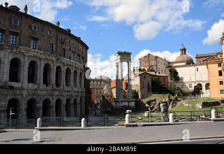 Teatro di Marcello e Tempio di Apollo Sosianus in Via Luigi Petroselli a Roma Foto Stock