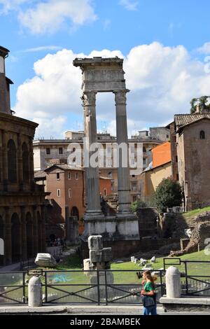 Teatro di Marcello e Tempio di Apollo Sosianus in Via Luigi Petroselli a Roma Foto Stock
