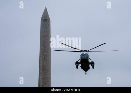 Washington, DC, USA. 28 Marzo 2020. Marine One si prepara a atterrare sul prato sud per raccogliere il presidente degli Stati Uniti Donald J. Trump a Washington, DC, Stati Uniti, Sabato, 28 marzo 2020. Il presidente Donald Trump si dirige alla Naval Station Norfolk per inviare IL CONFORTO USNS per la distribuzione a New York City per rispondere alla rapida diffusione del coronavirus. Credit: Tasos Katopodis/Pool via CNP | Usage Worldwide Credit: dpa/Alamy Live News Foto Stock