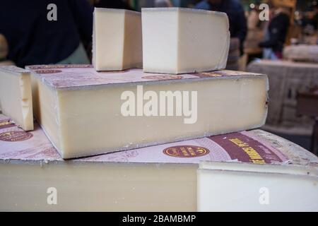 Londra, Regno Unito - 12 marzo 2020 Marcel Petite Comte Loire Valley, Francia. Il grande formaggio alpino francese, e il formaggio AOC più venduto in Francia, Comte Foto Stock