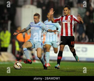 Carl Baker (a sinistra) di Coventry City e Ryan Fredericks di Brentford in azione Foto Stock