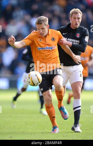 Robert Hulse (a destra) e Christophe Berra (a sinistra) di Charlton Athletic combattono per la palla Foto Stock