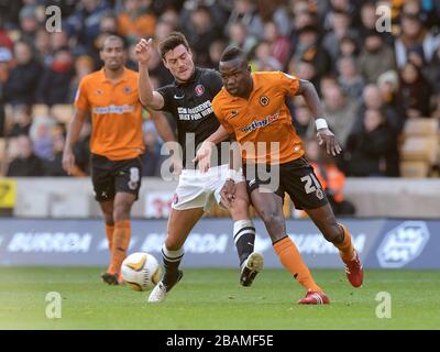 Tono Doumbia (a destra) e Johnnie Jackson (a sinistra) di Charlton Athletic combattono per la palla Foto Stock
