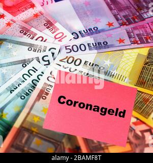 Symbol für Covid-19 oder Corona Hilfe vom Staat, Geldscheine und Schriftzug Coronageld Foto Stock