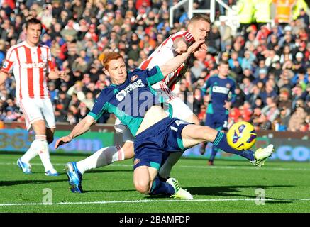 Il Jack Colback di Sunderland si trova di fronte al Ryan Shawcross di Stoke City Foto Stock