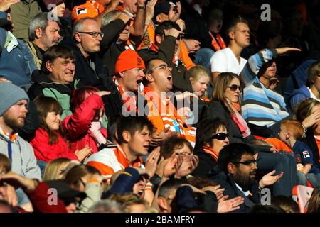 I fan di Blackpool negli stand Foto Stock