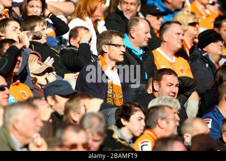 I fan di Blackpool negli stand Foto Stock