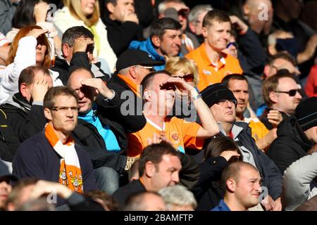 I fan di Blackpool negli stand Foto Stock