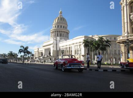 Auto d'epoca convertibili americane parcheggiate sulla strada principale di Cuba Foto Stock