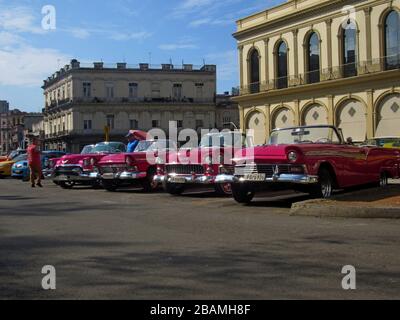 Auto d'epoca convertibili americane parcheggiate sulla strada principale di Cuba Foto Stock