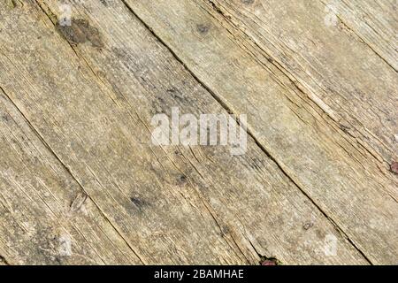 Stecche di legno intemperate di un rimorchio da cortile. Mostra segni di intemperie e invecchiamento. Legno slat texture sfondo, linee dritte concetto. Foto Stock