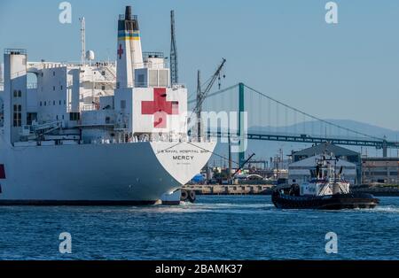 2020:27 marzo SAN PEDRO, CALIFORNIA USA: Nave ospedaliera della Marina degli Stati Uniti USNS Mercy arrivo al Porto di Los Angeles, l'infermiera marina ora ha il Coronavirus Foto Stock