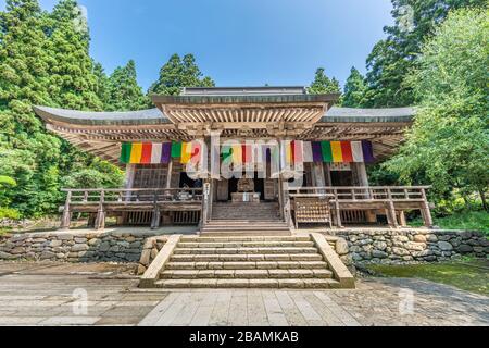 Yamagata, Giappone - 31 luglio 2019 : Sala Konpon Chudo del tempio di Yamadera. L'edificio piu' vecchio del Giappone fatto di legno di faggio Foto Stock