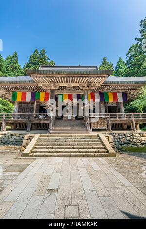 Yamagata, Giappone - 31 luglio 2019 : Sala Konpon Chudo del tempio di Yamadera. L'edificio piu' vecchio del Giappone fatto di legno di faggio Foto Stock