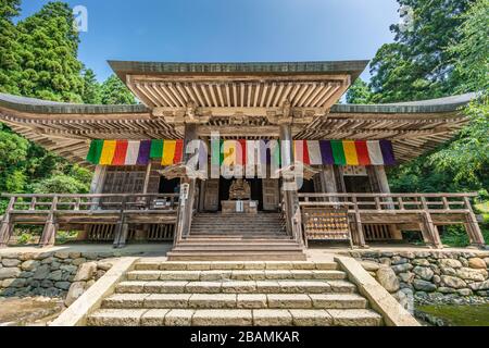 Yamagata, Giappone - 31 luglio 2019 : Sala Konpon Chudo del tempio di Yamadera. L'edificio piu' vecchio del Giappone fatto di legno di faggio Foto Stock