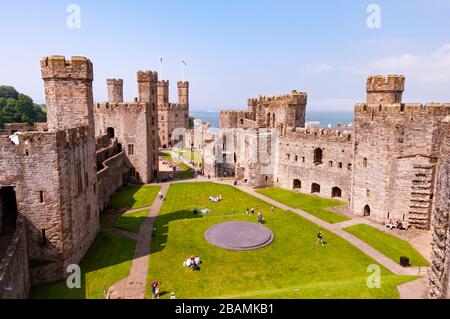 Caernarfon Castle, Caernarfon, Galles Foto Stock