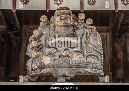 Yamagata, Giappone - 31 luglio 2019 : statua lignea seduta di Yakushi Nyorai Buddha nella sala Konpon Chudo del tempio di Yamadera. L'edificio piu' vecchio del Giappone Foto Stock