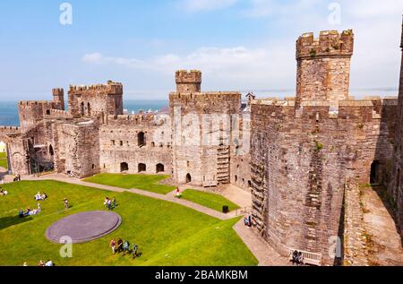 Caernarfon Castle, Caernarfon, Galles Foto Stock