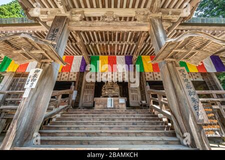 Yamagata, Giappone - 31 luglio 2019 : statua lignea seduta di Yakushi Nyorai Buddha nella sala Konpon Chudo del tempio di Yamadera. L'edificio piu' vecchio del Giappone Foto Stock