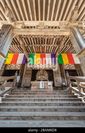 Yamagata, Giappone - 31 luglio 2019 : statua lignea seduta di Yakushi Nyorai Buddha nella sala Konpon Chudo del tempio di Yamadera. L'edificio piu' vecchio del Giappone Foto Stock