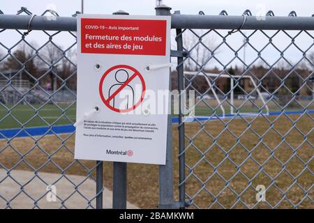 Montreal, Quebec, Canada. 28 marzo 2020. Ha chiuso l'area giochi di calcio nel parco a causa dell'epidemia di COVID 19 in città Foto Stock