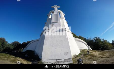 Il monumento delle tre croci si affaccia su Vilnius in Lituania Foto Stock