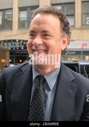 Manhattan, Stati Uniti d'America. 04th Mar, 2010. NEW YORK - MARZO 04: L'attore Tom Hanks entra nel suo hotel di New York City il 4 Marzo 2010 a New York City. People: Tom Hanks Credit: Storms Media Group/Alamy Live News Foto Stock