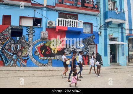 Arte di strada nella colorata Callejon de Hamel, l'Avana, Cuba Foto Stock