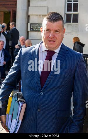 Belfast, Regno Unito. 28 marzo. 2020. Belfast Solicitor Niall Murphy che ha contratto Covid-19 è in coma indotto e su un ventilatore in un ospedale di Belfast. Foto d'archivio da Belfast, UK 7 settembre 2018 Niall Murphy Solicitor fuori dal Tribunale di Belfast Credit: Bonzo/Alamy Live News Foto Stock