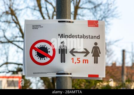NUERNBERG, GERMANIA - 27 marzo 2020: Accedi al tedesco per mantenere una distanza minima di 1,5 m a causa del virus Corona Foto Stock