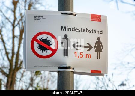 NUERNBERG, GERMANIA - 27 marzo 2020: Accedi al tedesco per mantenere una distanza minima di 1,5 m a causa del virus Corona Foto Stock