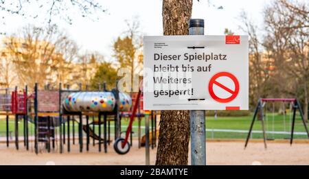 NUERNBERG, GERMANIA - 27 marzo 2020: Accedi in tedesco a proposito di un parco giochi chiuso a causa della chiusura del virus Corona Foto Stock