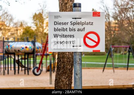NUERNBERG, GERMANIA - 27 marzo 2020: Accedi in tedesco a proposito di un parco giochi chiuso a causa della chiusura del virus Corona Foto Stock