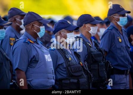 CITTÀ DEL CAPO, SUDAFRICA - sabato 28 marzo 2020: Bheki Cele, Il Ministro della polizia sudafricano si è rivolto ai membri del Servizio di polizia sudafricano e della forza di difesa nazionale sudafricana in una parata a 35 Squadron vicino all'Aeroporto Internazionale di Città del Capo dopo che il governo sudafricano ha dichiarato un blocco COVID-19 di 21 giorni come parte dello Stato del disastro nazionale Dichiarazione del Presidente Cyril Ramaphosa. Il Ministero della Salute ha chiesto ai residenti di osservare le norme, di praticare l'igiene, di rimanere a casa e di praticare le distanze sociali. Foto di Roger Sedres Foto Stock