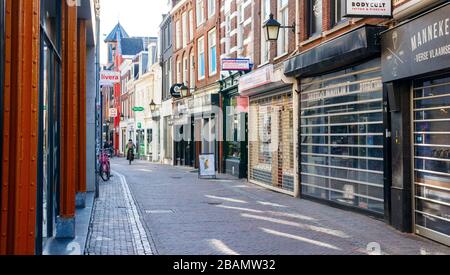 Vista del centro di Utrecht con negozi chiusi presso la Bakkerstraat (Baker Street). Le strade sono deserte a causa della pandemia di Corona. Paesi Bassi Foto Stock