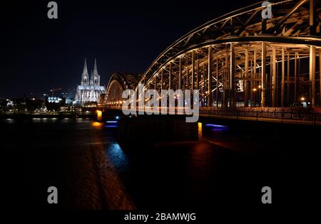 Colonia, Germania. 28 Marzo 2020. Prima che le luci della cattedrale e del ponte Hohenzollern siano spente, il centro della città brilla. Durante la campagna mondiale Earth Hour dell'organizzazione ambientale WWF, le luci sugli edifici pubblici vengono spente per un'ora. Credit: Henning Kaiser/dpa/Alamy Live News Foto Stock